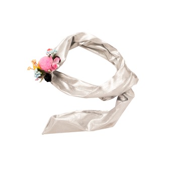 Bandana par, argintie, aplicatii si flori diverse, marime universala Bandana par, argintie, aplicatii si flori diverse, marime universala