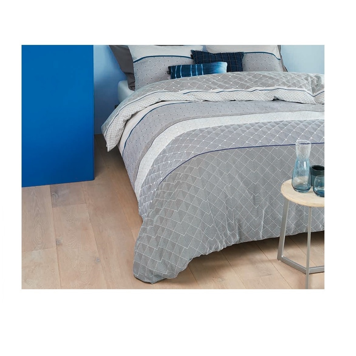 Lenjerie de pat IDL Blue Streak pentru 2 persoane, 4 piese, 220x240 potrivita pentru paturile matrimoniale, Confectionata din bumbac 100% pentru o calitate sporita, datorita texturii special create pentru a rezista uzurii