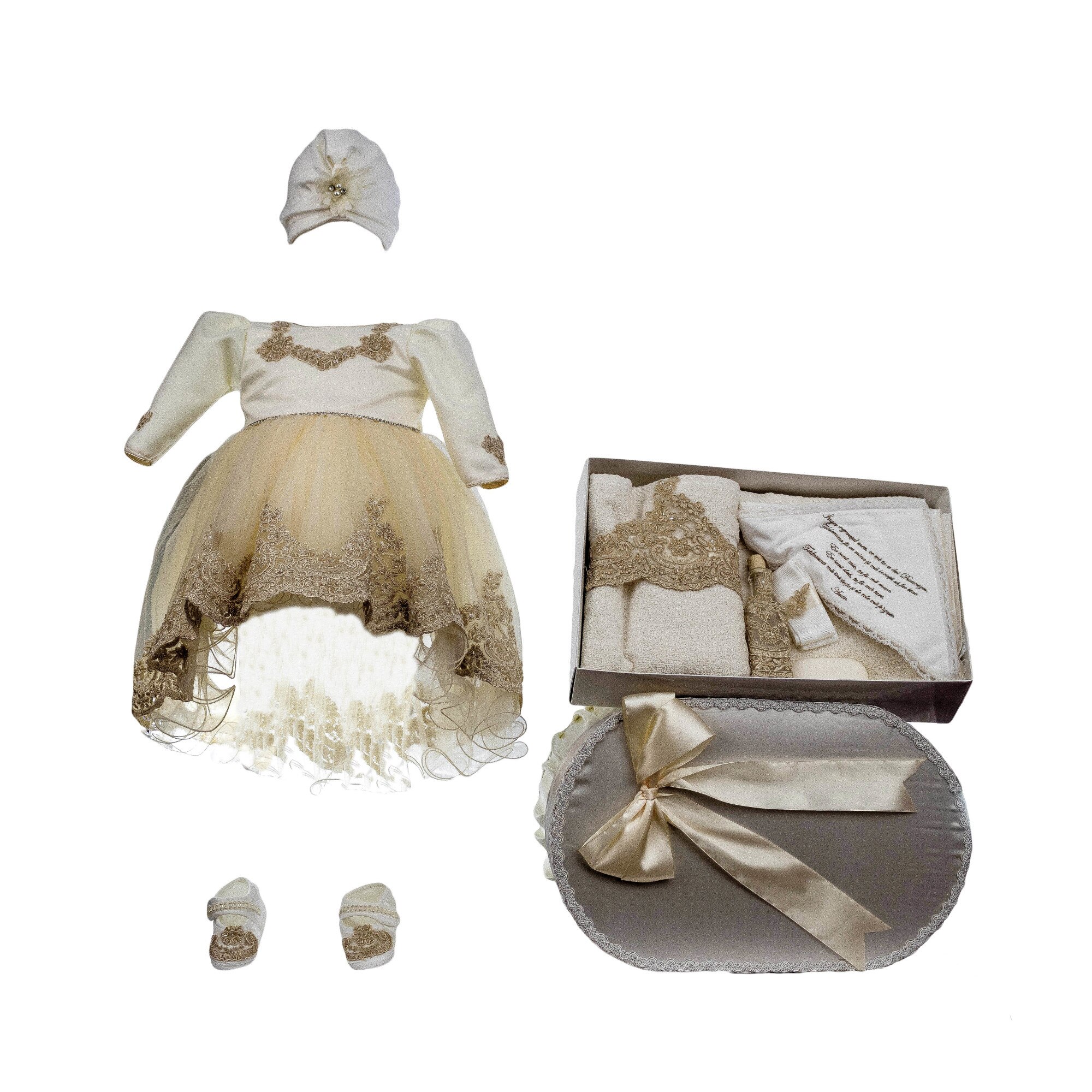 Set botez Alice culoare alb-crem, trei piese asortate, varsta 6-9 luni