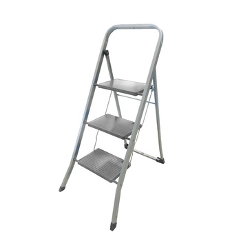 Scara aluminiu 3 trepte PIROLA , H-max 74 cm, cu protectii de plastic Scara aluminiu 3 trepte PIROLA , H-max 74 cm, cu protectii de plastic