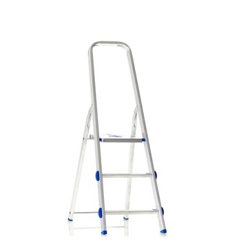 Scara aluminiu 3 trepte Golden - PIROLA Italy, H-max 61cm, cu protectii de plastic Scara aluminiu 3 trepte Golden - PIROLA Italy, H-max 61cm, cu protectii de plastic