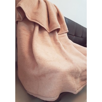 Patura moale, pat simplu 150x200cm, 86% acril, 7% bumbac, 7% poliester, model bej roze Patura moale, pat simplu 150x200cm, 86% acril, 7% bumbac, 7% poliester, model bej roze