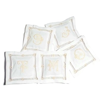 Pernuta Brodata 'D' Monograma cu Flori Lavanda de Provence Le Chatelard 1802 Pernuta Brodata 'D' Monograma cu Flori Lavanda de Provence Le Chatelard 1802