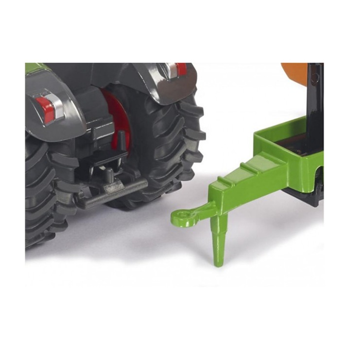 Tractor Fendt with hook lift chassis