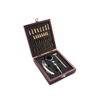 Set 4 piese pentru vin in cutie de lemn +sah Set 4 piese pentru vin in cutie de lemn +sah