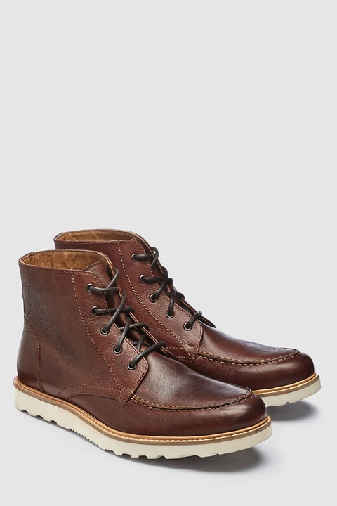 NEXT, Ghete de piele, Maro, 11