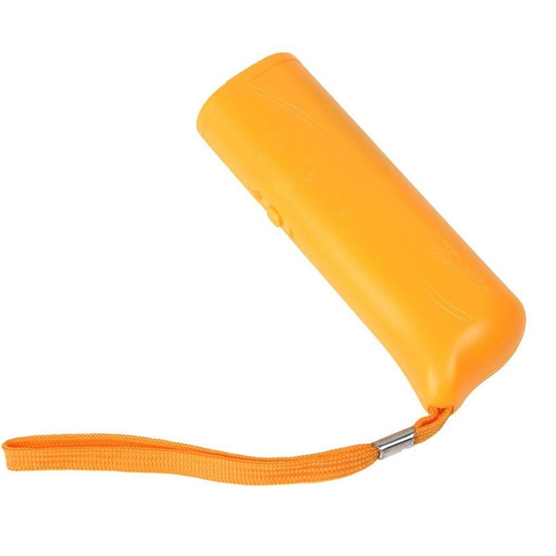 Aparat impotriva cainilor agresivi cu functie de lanterna