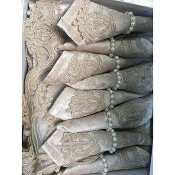 Fata de masa 160 x 300 din Catifea cu Dantela Eleganta si 12 Servetele Fata de masa 160 x 300 din Catifea cu Dantela Eleganta si 12 Servetele