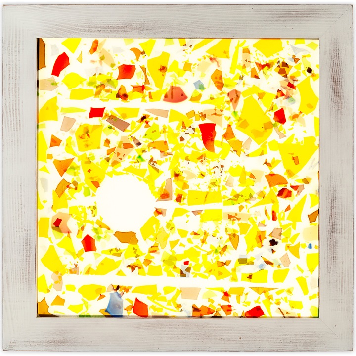 Corp de iluminat de perete, 68x68cm, 40W, lemn masiv si sticla de fuziune, multicolor, intensitate si culoare de alb reglabila.