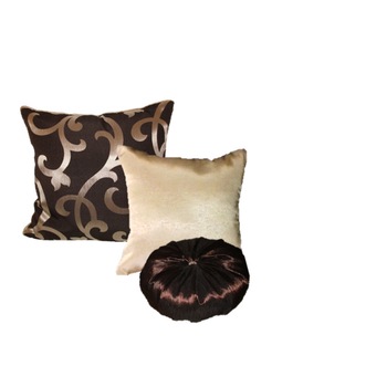Set 3 perne decorative, model ARABESQUE, maro cu bej, 40x40 cm, model PERLA, bej, 40x40 cm si ANNA, maro inchis, rotunda 40 cm Set 3 perne decorative, model ARABESQUE, maro cu bej, 40x40 cm, model PERLA, bej, 40x40 cm si ANNA, maro inchis, rotunda 40 cm