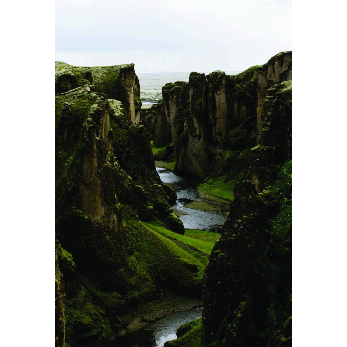 Fototapet Rau intre munti, 150 x 220