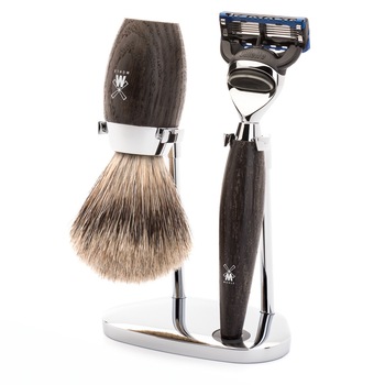 Set de barbierit cu aparat de ras compatibil Gillette Fusion si pamatuf Fine Badger cu par de bursuc si maner din lemn de stejar de mlastina S 281 H 873 F Set de barbierit cu aparat de ras compatibil Gillette Fusion si pamatuf Fine Badger cu par de bursuc si maner din lemn de stejar de mlastina S 281 H 873 F