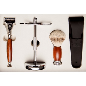 Set cadou barbierit cu Safety Razor, 3 lame, maner din lemn mahon, Mach 3, pamatuf par bursuc si suport metal Set cadou barbierit cu Safety Razor, 3 lame, maner din lemn mahon, Mach 3, pamatuf par bursuc si suport metal