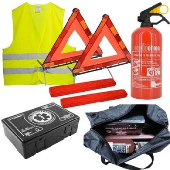 Pachet complet auto - trusa, 2x triunghiuri, stingator, vesta, geanta Pachet complet auto - trusa, 2x triunghiuri, stingator, vesta, geanta