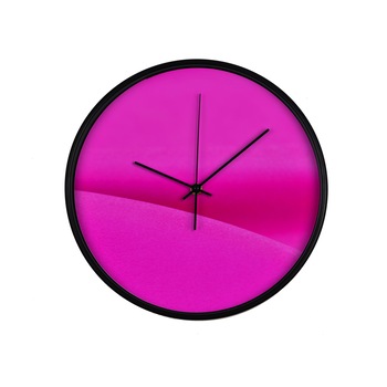 Ceas perete, produs DekoStore, pentru birou, living sau showroom, cu mecanism silentios, Valuri magenta, diametru 30 cm, rama neagra din plastic Ceas perete, produs DekoStore, pentru birou, living sau showroom, cu mecanism silentios, Valuri magenta, diametru 30 cm, rama neagra din plastic