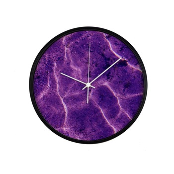 Ceas perete, produs DekoStore, pentru birou, living sau showroom, cu mecanism silentios, Mare/ocean si nisip ultra violet, diametru 30 cm, rama neagra din plastic Ceas perete, produs DekoStore, pentru birou, living sau showroom, cu mecanism silentios, Mare/ocean si nisip ultra violet, diametru 30 cm, rama neagra din plastic