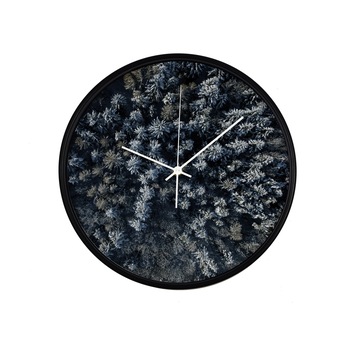 Ceas perete, produs DekoStore, pentru birou, living sau showroom, cu mecanism silentios, Padure de brazi, vedere aeriana, diametru 30 cm, rama neagra din plastic Ceas perete, produs DekoStore, pentru birou, living sau showroom, cu mecanism silentios, Padure de brazi, vedere aeriana, diametru 30 cm, rama neagra din plastic