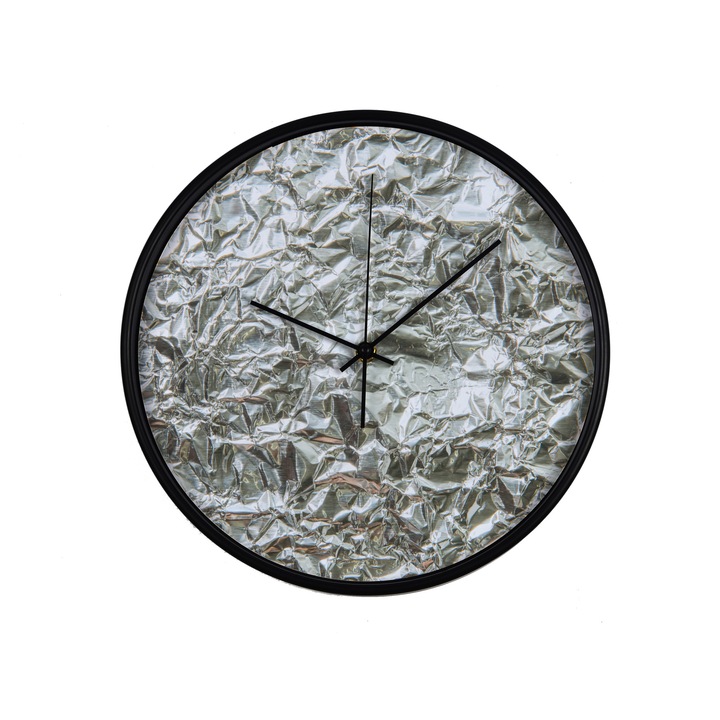 Ceas perete, produs DekoStore, pentru birou, living sau showroom, cu mecanism silentios, Fundal folie aluminiu sifonata, diametru 30 cm, rama neagra din plastic