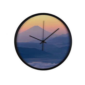 Ceas perete, produs DekoStore, pentru birou, living sau showroom, cu mecanism silentios, Vedere printre nori, catre Muntele Fuji/Japonia, diametru 30 cm, rama neagra din plastic Ceas perete, produs DekoStore, pentru birou, living sau showroom, cu mecanism silentios, Vedere printre nori, catre Muntele Fuji/Japonia, diametru 30 cm, rama neagra din plastic