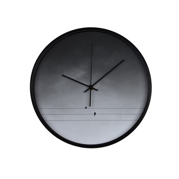Ceas perete, produs DekoStore, pentru birou, living sau showroom, cu mecanism silentios, Pasari pe firele de electricitate, diametru 30 cm, rama neagra din plastic Ceas perete, produs DekoStore, pentru birou, living sau showroom, cu mecanism silentios, Pasari pe firele de electricitate, diametru 30 cm, rama neagra din plastic