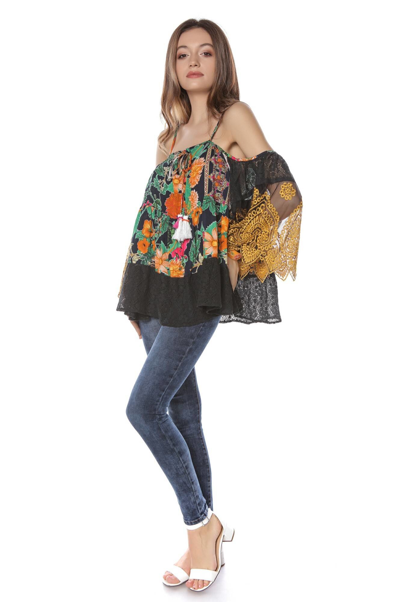 Bluza de dama, neagra cu imprimeu multicolor, ROH, M