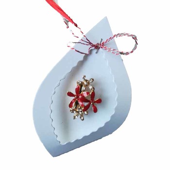 Martisor brosa pe carton alb decupat - flori de munte Martisor brosa pe carton alb decupat - flori de munte