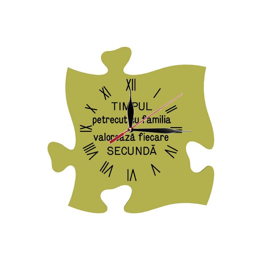 Ceas puzzle de perete, personalizat - Timpul petrecut cu familia valoreaza fiecare secunda - verde exotic, 30 x 30 cm