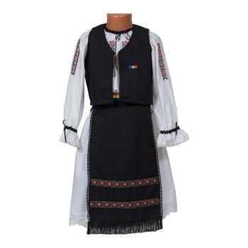 Costum popular fete , 5 piese, alb -marimea 146 Costum popular fete , 5 piese, alb -marimea 146