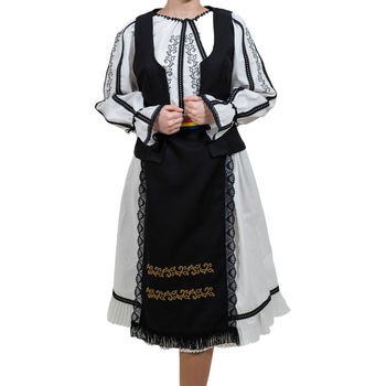 Costum popular femei , 5 piese, alb -marimea M Costum popular femei , 5 piese, alb -marimea M