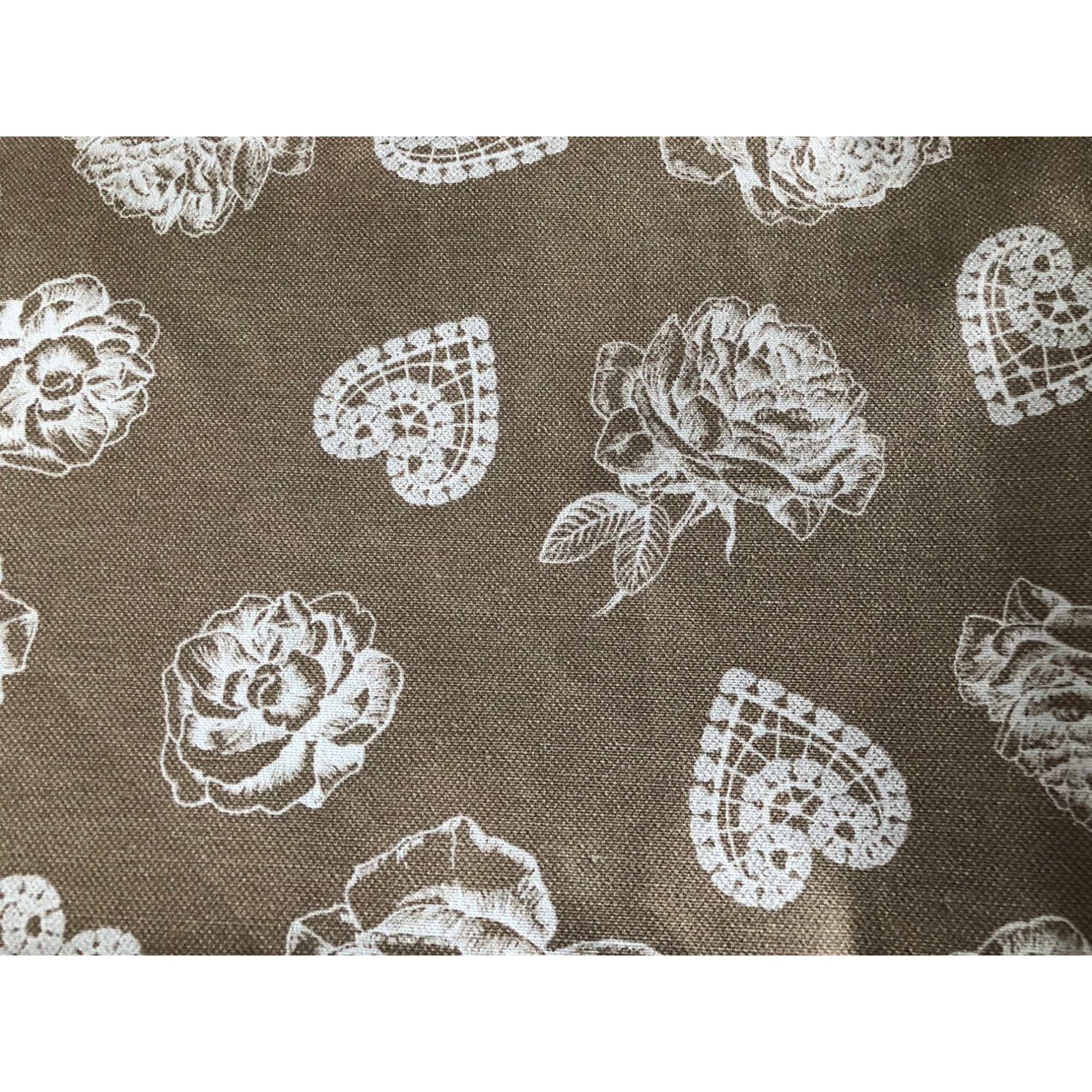 Fata de masa anti-pete Gemitex Shabby bej cu flori albe si inimioare 140x180 cm 50% Bumbac 50% Poliester tratat anti-patare, anti-alunecare si impermeabil