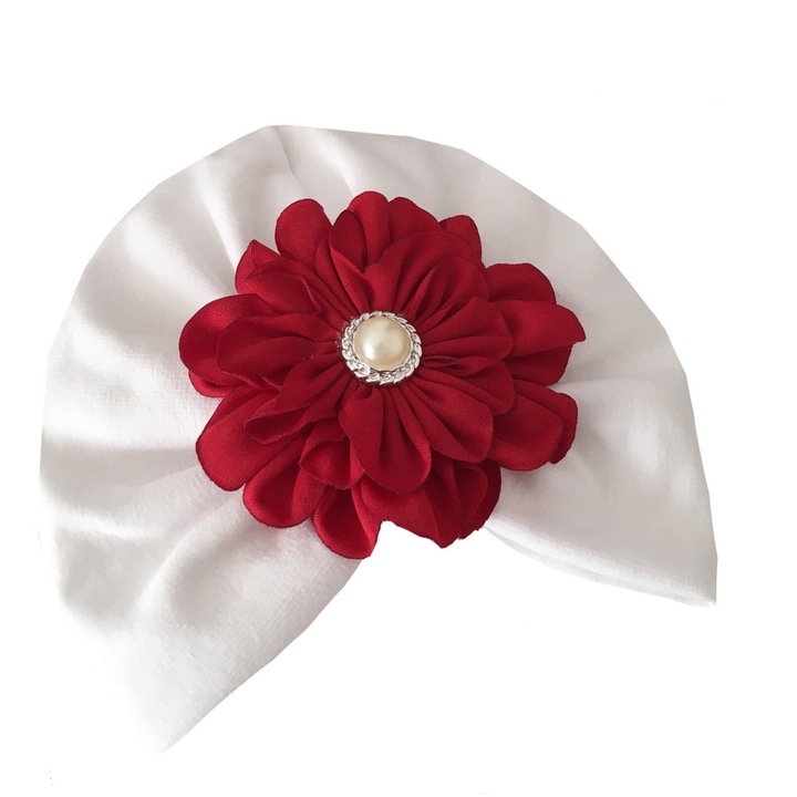 Fehér tavaszi turbán piros virággal a keresztelőhöz, Fehér