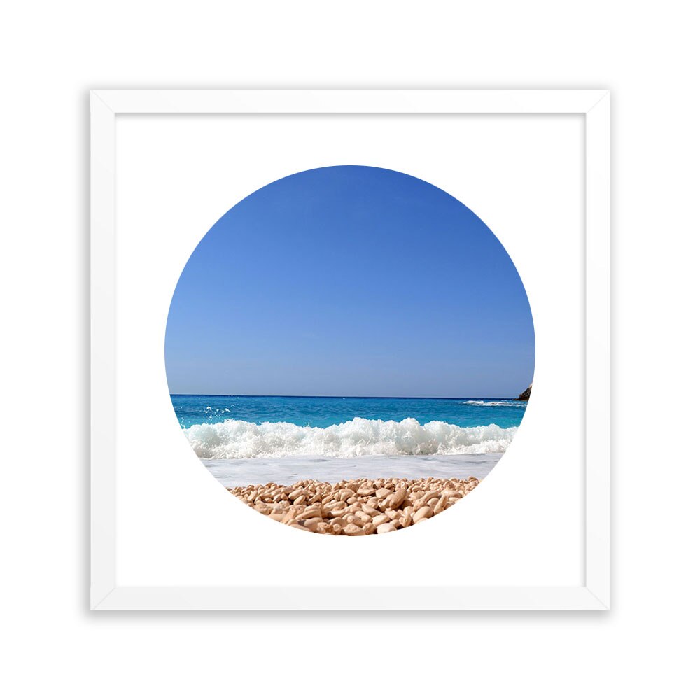 Tablou cu Rama de Lemn Alba Pietricele fine pe plaja in Grecia