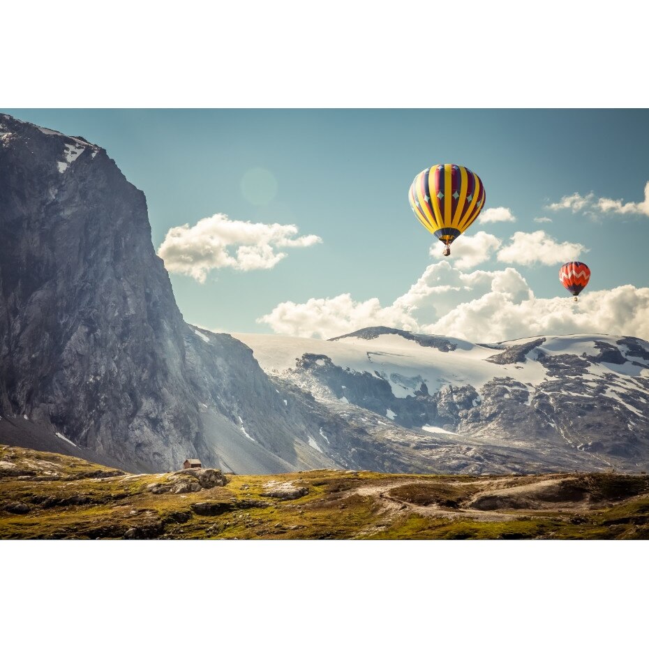 Tablou canvas Cu balonul deasupra muntilor (90 x 60 cm)