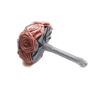 Buchet Mireasa din Trandafiri de Satin si Cristale Buchet Mireasa din Trandafiri de Satin si Cristale