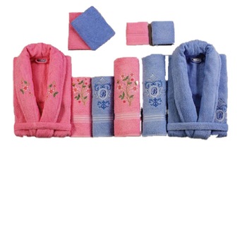 Set baie Belinda 10 piese, 2 halate + 6 prosoape + 2 saculeti, culori roz + albastru Set baie Belinda 10 piese, 2 halate + 6 prosoape + 2 saculeti, culori roz + albastru