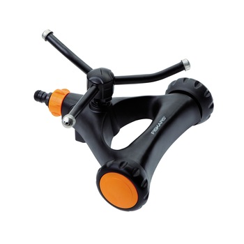 Aspersor universal rotativ cu roti Fiskars 1023657, cap metalic Aspersor universal rotativ cu roti Fiskars 1023657, cap metalic