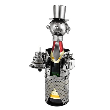 Suport Sticle de Vin, Model Baiat cu Tort, Metal Cromat, Capacitate 1 Sticla, 36 cm. Suport Sticle de Vin, Model Baiat cu Tort, Metal Cromat, Capacitate 1 Sticla, 36 cm.