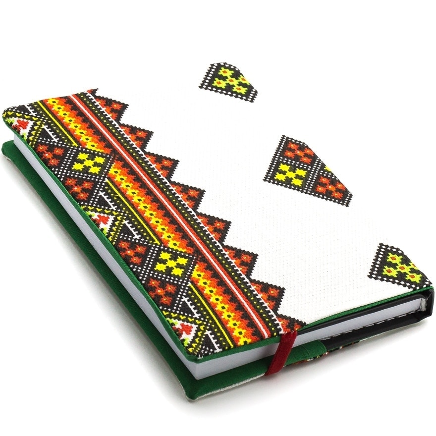 Agenda A6, nedatata, clasica cu coperti textile, semn elastic si model traditional multicolor