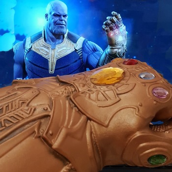 Jucarie manusa lui Thanos, marimea M, 35 cm - cu lumini si baterie inclusa Jucarie manusa lui Thanos, marimea M, 35 cm - cu lumini si baterie inclusa