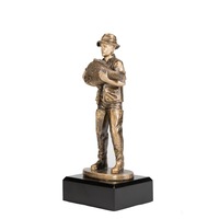 Trofeu Pescuit Pescar din Rasina, 20 cm, pe soclu din lemn negru personalizabil