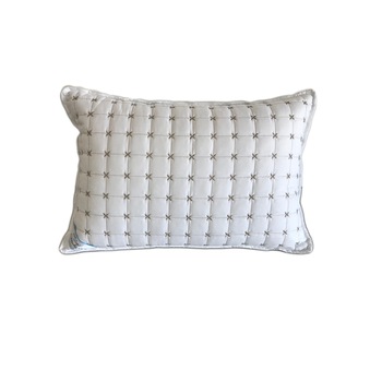 Perna brodata cu fata detasabila,70x70 cm,alb cu stelute crem Perna brodata cu fata detasabila,70x70 cm,alb cu stelute crem