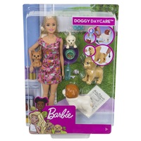 Papusa Barbie® Doggy Daycare™ Doll & Pets