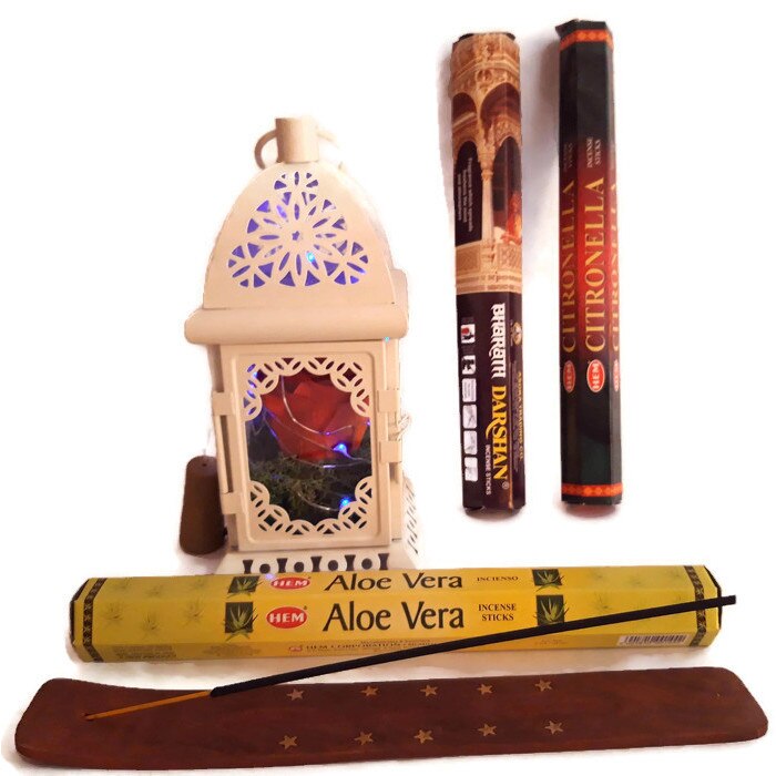 Cadou pentru femei - Pachet format din trandafir criogenat portocaliu in felinar alb cu leduri LED albastre si kit de betisoare parfumate cu suport din lemn