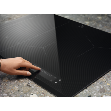 Plita incorporabila Electrolux EIS6448, Inductie, 4 zone de gatit, Control touch, Booster, Timer, Conectivitate hota, SenseFry, 60 cm, Negru