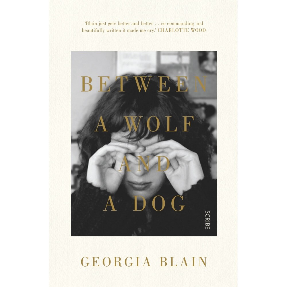 Between a Wolf and a Dog de Georgia Blain