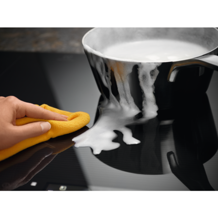 Plita incorporabila Electrolux EIS6648, Inductie, 4 zone de gatit, SensePro, Ecran TFT, Control touch, Booster, Conectivitate hota, Timer, 60 cm, Negru