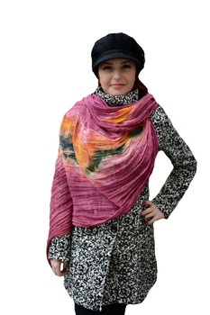 Esarfa rafinata cu forma clasica si imprimeu colorat pe fond roz, D&J Exclussive Esarfa rafinata cu forma clasica si imprimeu colorat pe fond roz, D&J Exclussive