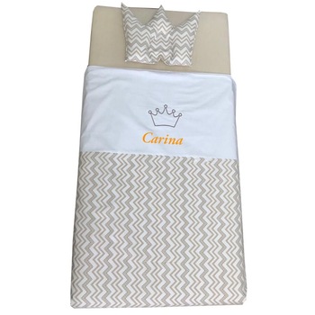 Set Personalizat Paturica bebe cu Cearsaf si Pernuta pt pat 120x60 cm Deseda Zig zag bej Set Personalizat Paturica bebe cu Cearsaf si Pernuta pt pat 120x60 cm Deseda Zig zag bej