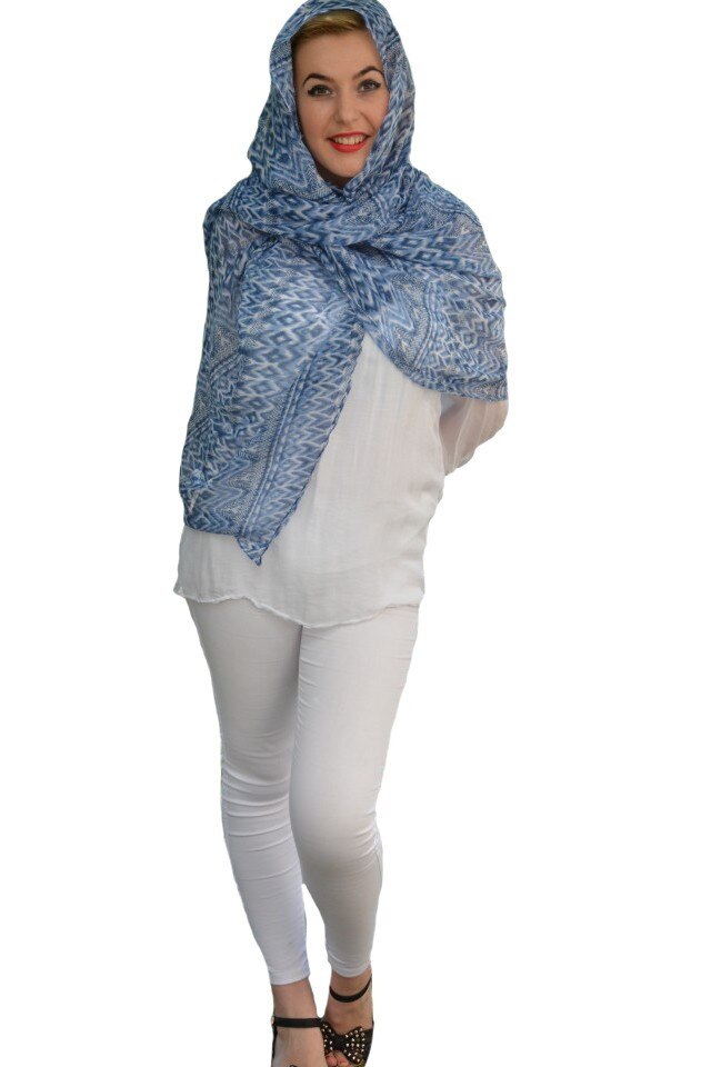 Esarfa fashion cu imprimeu deosebit pe fond bleumarin-alb,D&J Exclussive