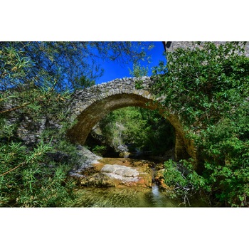 Fototapet de perete autoadeziv si lavabil Pod de piatra peste rau 200 x 135 cm Fototapet de perete autoadeziv si lavabil Pod de piatra peste rau 200 x 135 cm